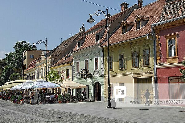 Strassenkaffees in der Nicolae Balescu Straße im Zentrum von Sibiu in Transylvaien  Rumänien  Europa