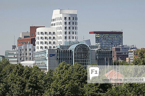 Medienhafen  Bauten von Architekt Frank O. Gehry  Düsseldorf  Nordrhein-Westfalen  Deutschland  Europa
