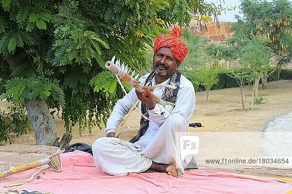 Musiker  vor Festung Mehrangarh  Jodhpur  Rajasthan  Blaue Stadt  Indien  Asien