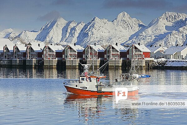 Fischerboot und Roburhütten bei Svolvaer  Svolvær im Schnee im Winter  Lofoten  Norwegen  Europa