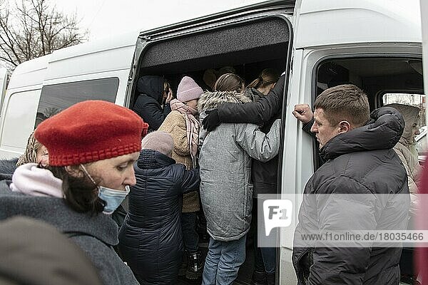 Ukrainische Flüchtlinge  auf dem Weg zur Grenze hat sich eine lange Autoschlange von fast 20 Kilometern gebildet  die Flüchtlinge sind meist zu Fuß unterwegs  Kleinbusse bringen Frauen und Kinder über einem Streckenabschnitt an die Grenze  Mostyska  Ukraine  Europa