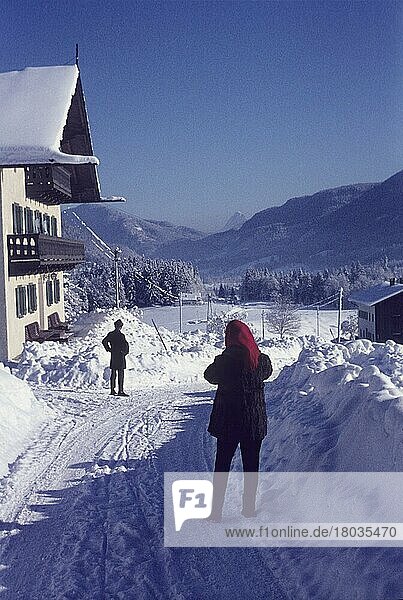 Blick in die Jachenau  Oberbayern  Bayern  Deutschland  Winter  Hochwinter  winterlich  hochwinterlich  Schneemassen  Neuschnee  verschneit  Stimmung  stimmungsvoll  Voralpen  Voralpenland  Isarwinkel  Sechziger Jahre  60er Jahre  Europa