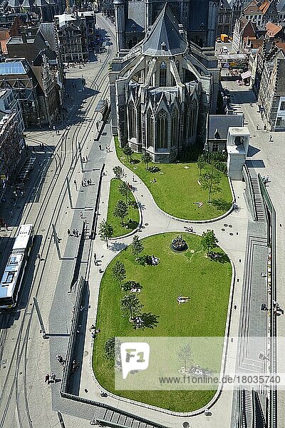 Luftaufnahme über Menschen Sonnenbaden in kleinen grünen Park im historischen Zentrum von Gent  Belgien  Europa
