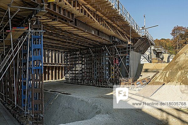 Baustelle  Bau einer Brücke mit Baustützen und Schalung für Beton  Bundesstraße  Freising  Oberbayern  Bayern  Deutschland  Europa