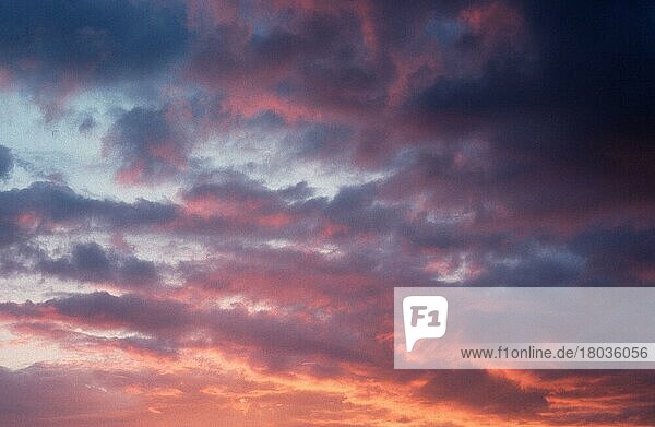Wolken bei Sonnenuntergang  Abenddämmerung  Stimmung  Querformat  horizontal