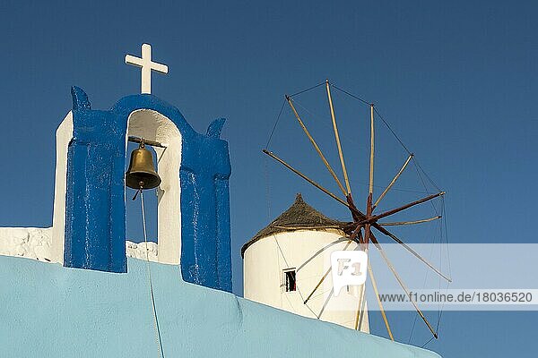 Glockenturm der Kirche Agios Apostolos (St. Apostel)  Windmühle  Oia  Santorin  Griechenland  Europa