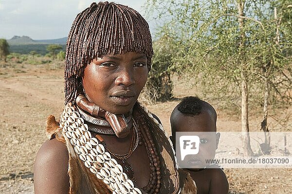 Hamar-Frau mit Baby  Halskette aus Kaurimuscheln  Hamar-Stamm  Omo-Tal  Südäthiopien  Hamar