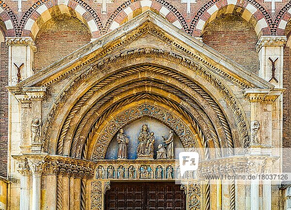Magnificent lunette of the portal in front of which Peter the Dwarf kneels  San Lorenzo in Gothic style  13th century four sarcophagi from the 14th century Vicenza  Veneto  Italy Vicenza  Veneto  Italy  Europe