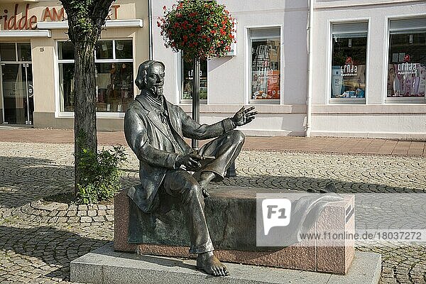 Bronzeskulptur  Friedrich von Bodenstedt  Peine  Niedersachsen  Deutschland  Dichter  Schriftsteller  Europa