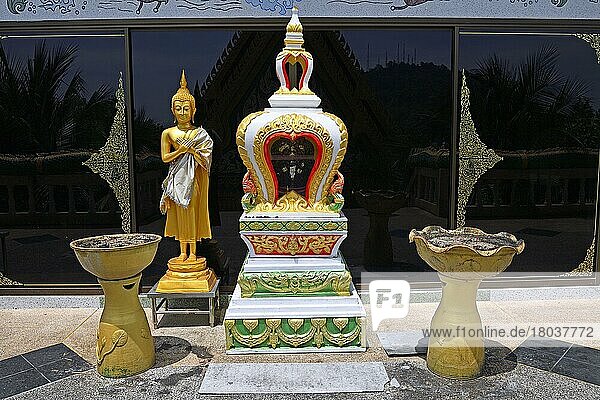 Altar mit Schalen für Räucherstäbchen  Tempel Wat Khao Rang  Phuket  Thailand  Asien