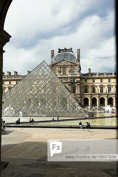 Museum Louvre mit Glaspyramide  Paris  Frankreich  Europa