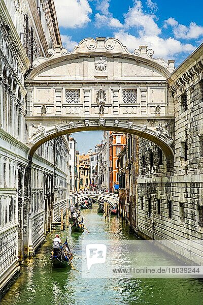 Gefängnis durch die Seufzerbrücke verbunden  Dogenpalast mit Arkadenreihen. Palazzo Ducale  Machtzentrum Venedigs  bedeutendste Profanbau der Gotik  Lagunenstadt  Venetien  Italien  Venedig  Venetien  Italien  Europa