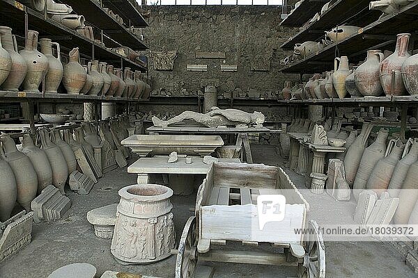 Überreste von Gegenständen  Fundstücke  Gibsabdruck von Mensch  der an Ausgrabungsstätte gefunden wurde  Pompeji  Kampanien  Italien  Europa