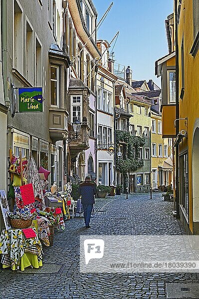 Schmale Straße mit Fassaden und Erkern  Lindau  Schwaben  Bayern  Deutschland  Europa