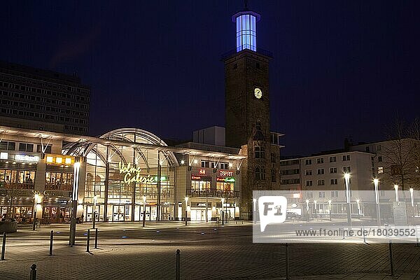 Einkaufszentrum Volme-Galerie und Rathausturm  Hagen  Nordrhein-Westfalen  Deutschland  Europa