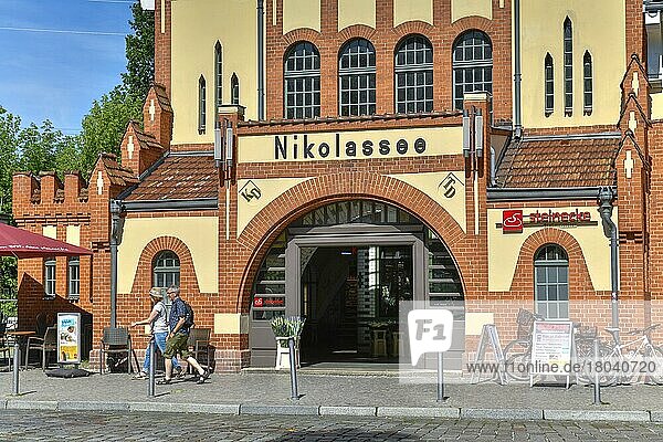 S-Bahnhof  Nikolassee  Zehlendorf  Berlin  Deutschland  Europa