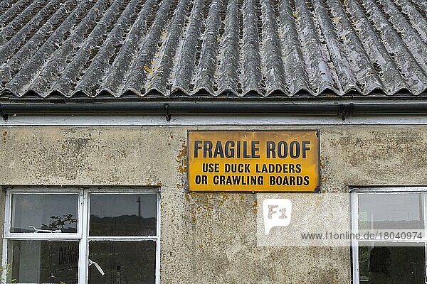 Brüchiges Dach  Verwendung von Entenleitern oder Kriechbrettern  ehemaliges Militärgebäude  Orford Neß  Suffolk  England  UK
