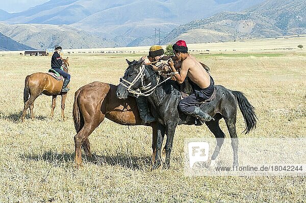 Atpen Audaraspak  Traditionelles kasachisches Armdrücken zu Pferd  Gabagly-Nationalpark  Shymkent  Region Süd  Kasachstan  Zentralasien  Nur für redaktionellen Gebrauch  Asien