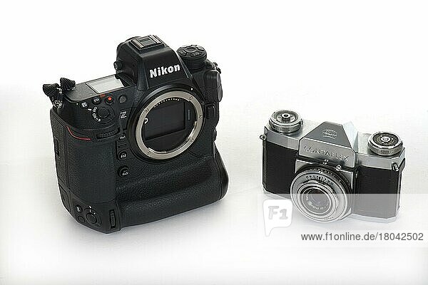 Kamerahistorie  Zeiss-Ikon Contaflex mit Tessar 2. 8 45mm aus dem Jahr 1959 und Nikon Z9 aus dem Jahr 2022  Deutschland  Europa
