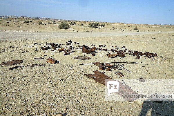 Altes Militärlager  Verrostete Hinterlassenschaften südafrikanischer Truppen von 1915  Welwitschia-Drive  Namib Naukluft Park  Swakopmund  Namib  Republi  Welwitschia-Route  Namibia  Afrika