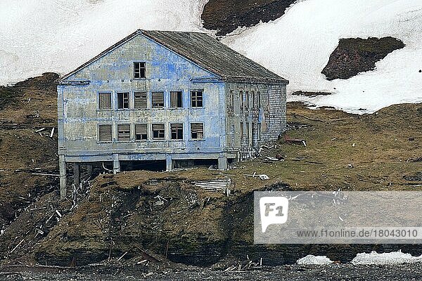 Verfallenes Gebäude der verlassenen russischen Bergbausiedlung in Svalbard  zwischen Longyearbyen und Barentsburg  Isfjorden  Spitzbergen  Norwegen  Europa