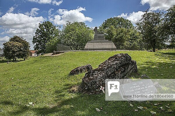 Überreste eines deutschen Betonbunkers und eines Denkmals am Hügel 60  Standort des Ersten Weltkriegs in Zillebeke  Belgien  Europa