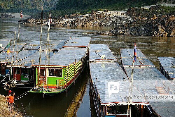 Longboats on the Mekong  Pak Beng  Pakbeng  Mekong  Oudomxai Province  Laos  Asia