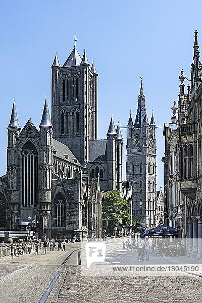 Die Sankt-Nikolaus Kirche  Sint-Niklaaskerk und der Glockenturm in Gent  Belgien  Europa