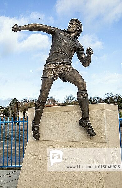 Bronzestatue des Fußballspielers Kevin Beattie 1953-2018  Portman Road  Ipswich  Suffolk  England  UK