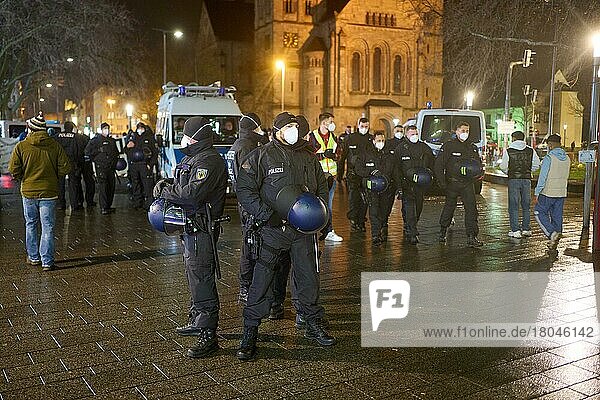 Polizeibeamte am Rande einer Demonstration von Querdenkern gegen die Corona-Maßnahmen Koblenz  Rheinland-Pfalz  Deutschland  Europa