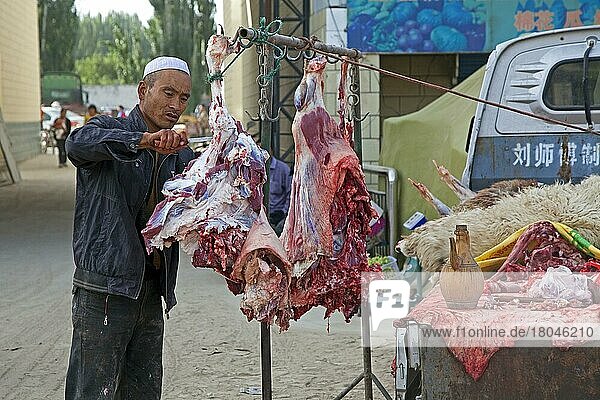 Mobiler Metzger beim Schneiden von Fleisch aus seinem Pickup-Truck im Dorf Waxxari  Oasenstadt in der Taklamakan-Wüste in der Provinz Xinjiang  China  Asien