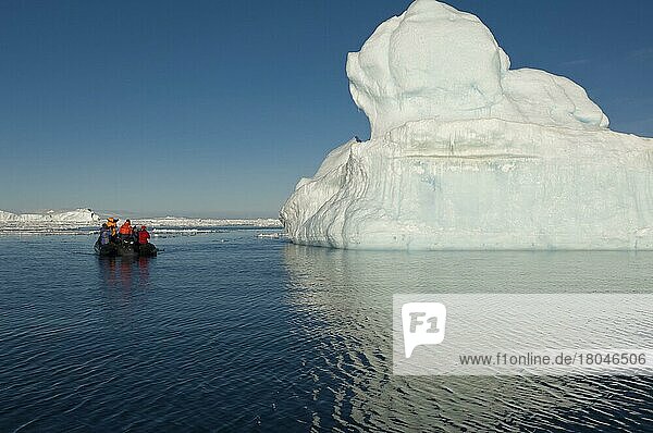 Touristen in Schlauchboot  Eisberg  Weddell-See  Antarktis  Antarktika