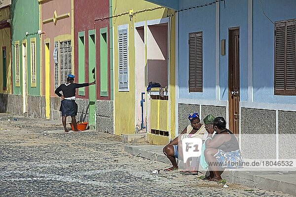 Kreolische Frauen im Gespräch auf der Türschwelle in der Straße im Dorf Sal Rei auf der Insel Boa Vista  Cabo  Westafrika  Kap Verde  Afrika