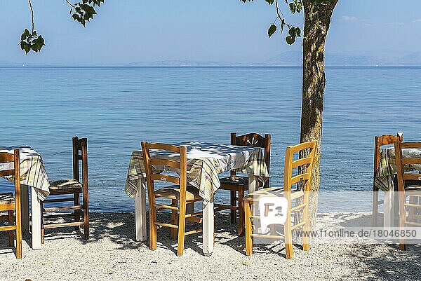 Tisch und Stühle  Taverne  Boukari  Insel Korfu  Ionische Inseln  Mittelmeer  Griechenland  Europa