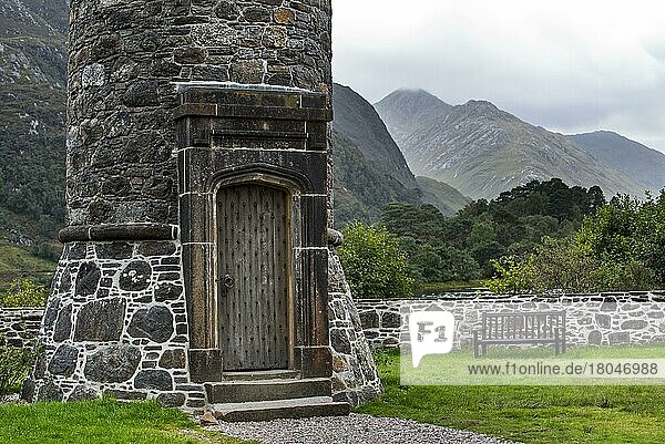 The Glenfinnan Monument on the shores of Loch Shiel  erected in 1815 to mark the spot where Prince Charles Edward Stuart  Bonnie Prince Charlie  raised his standard at the start of the Jacobite Rising in 1745  Lochaber  Highlands  Scotland  UK