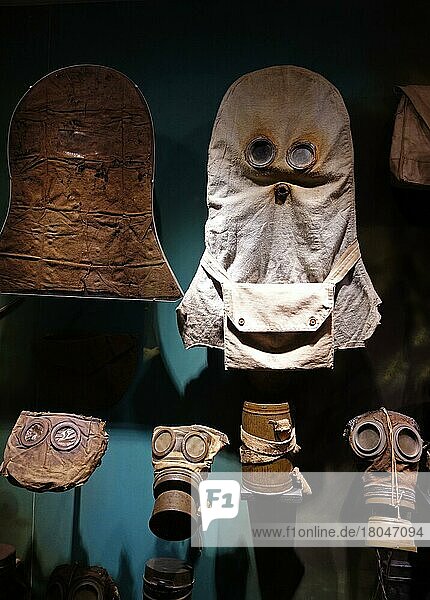 Sammlung von Gasmasken des Ersten Weltkriegs im Memorial Museum Passchendaele 1917 in Zonnebeke  Belgien  Europa