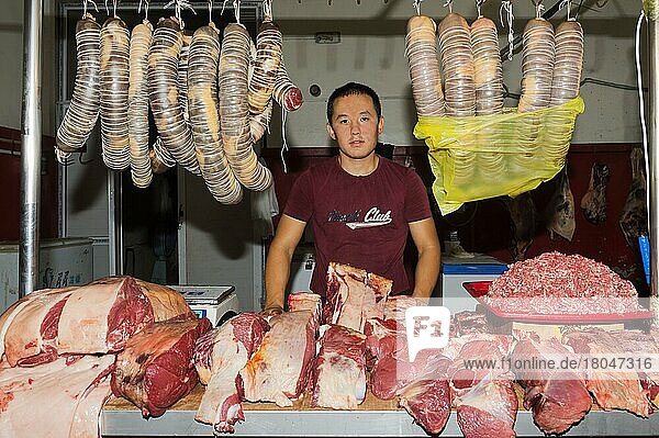Kasachischer Mann verkauft Fleisch  Samal Bazar  Shymkent  Südregion  Kasachstan  Zentralasien  Nur für redaktionelle Zwecke  Asien