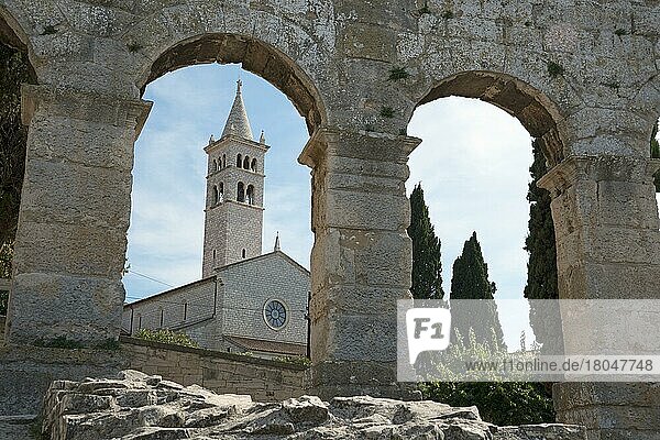 Römisches Amphitheater und Kirche St. Anthonius  Pula  Istrien  Kroatien  Europa