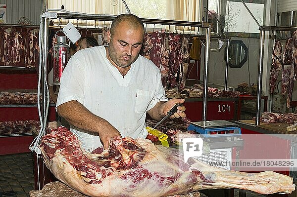 Fleischer beim Schneiden von Fleisch  Samal Bazar  Shymkent  Südregion  Kasachstan  Zentralasien  Nur für redaktionelle Zwecke  Asien