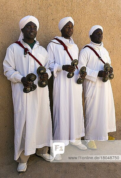 Marokko  traditionelle Musiker mit Instrumenten  Gruppe Pigeons du Sable  Merzouga  Wüste Erg Chebbi  Afrika
