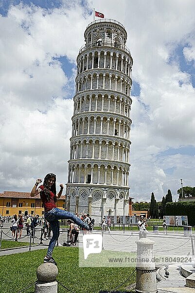 Touristen  schiefer Turm  Glockenturm  Piazza del Duomo  Platz  Pisa  Toskana  Italien  Europa