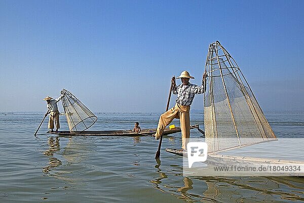 Zwei Intha-Fischer steuern traditionelle Fischerboote  indem sie ihr Bein um das Ruder wickeln  Inle Lake  Nyaungshwe  Shan State  Myanmar  Burma  Asien