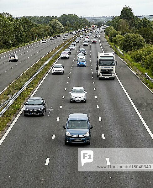Verkehrsfahrzeuge auf der Autobahn M4  Blick nach Osten aus der Nähe von Dauntsey  Wiltshire  England  UK