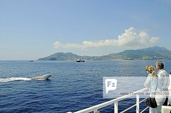 Touristen  Fähre  Insel Ischia  Golf von Neapel  Kampanien  Süditalien  Italien  Europa