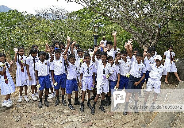 Schulklasse  Klassenausflug  Felsentempel  Dambulla  Sri Lanka  Asien
