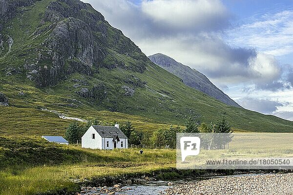 The remote Lagangarbh Hut along River Coupall in front of Buachaille Etive Mor in Glen Coe  Scottish Highlands  Scotland  United Kingdom  Europe