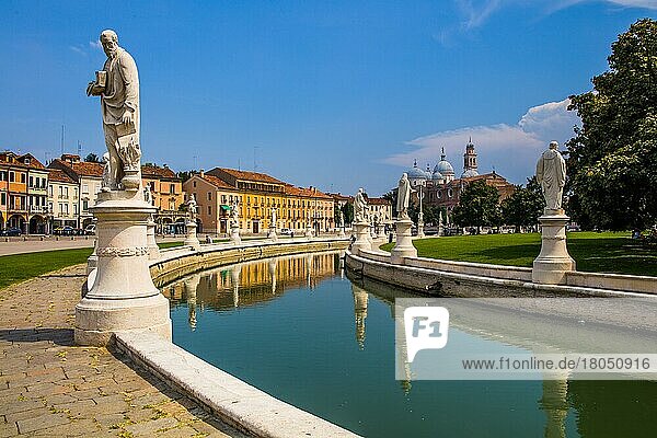 Prato della Valle  mit Steinfiguren  die berühmte Bürger der Stadt  größter Innenstadtplatz in Europa  Padua  Schatzkammer im Herzen Venetiens  Italien  Padua  Venetien  Italien  Europa