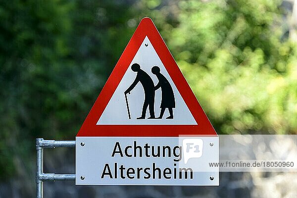 Straßenschild  Altersheim  Berner Oberland  Schweiz  Europa