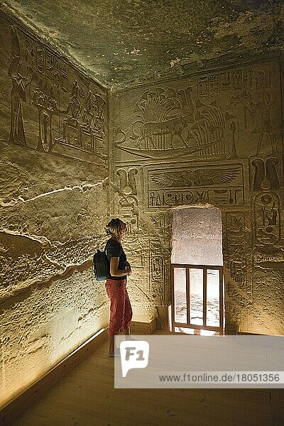 Touristin  Abu Simbel  Nubien  Kleiner Hathortempel  Nefertari  Ägypten  Afrika