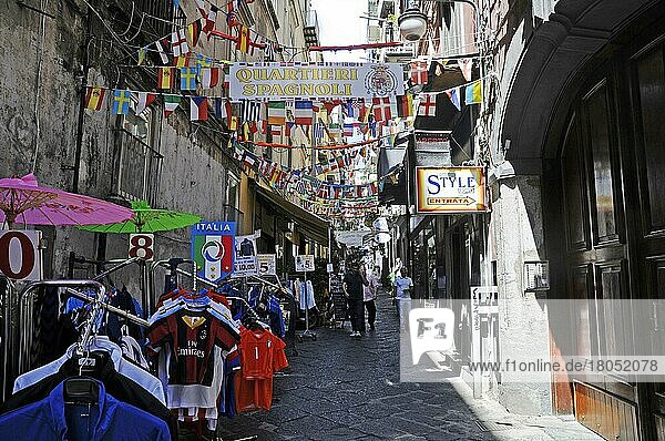 Bunte Fahnen  Geschäfte  kleine Gasse  Quartieri Spagnoli  spanisches Viertel  Stadtviertel  Neapel  Kampanien  Italien  Europa